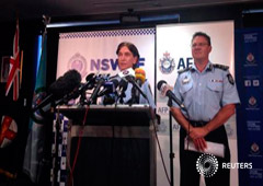 El subcomisario de la policía federal Michael Phelan (dcha) escucha a la subcomisaria de policía de Nueva Gales del Sur durante una rueda de prensa en Sydney el 11 de febrero de 2015 El subcomisario de la policía federal Michael Phelan (dcha) escucha a la subcomisaria de policía de Nueva Gales del Sur durante una rueda de prensa en Sydney el 11 de febrero de 2015