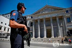 La Guardia Civil detiene a 30 personas por adquisición y venta de armas de fuego Un agente de policía delante del Congreso de los Diputados en Madrid el 16 de julio de 2016