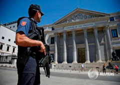 Un agente de policía delante del Congreso de los Diputados en Madrid el 16 de julio de 2016 Un agente de policía delante del Congreso de los Diputados en Madrid el 16 de julio de 2016