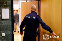 Cinco voleibolistas cubanos son declarados culpables de violación en Finlandia Un policía en la corte donde se realiza la audiencia por el caso de los seis jugadores de voleibol cubanos sospechosos de violación con agravantes, en Tampere, Finlandia. 5 de julio de 2016