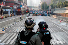 La policía de Hong Kong dispara a un adolescente en un clima de creciente violencia Policía antidisturbios, frente a manifestantes antigubernamentales durante una manifestación en el Día Nacional de China, en Wong Tai Sin, Hong Kong, China. 1 de octubre de 2019.