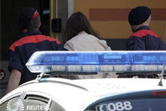 Doscientos jueces, en contra de un indulto del Gobierno a policías Dos Mossos d"Esquadra escoltan a una detenida en Gerona, el 21 de mayo de 2010