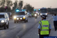 Hamás entrega al soldado israelí Shalit a Egipto Un policía israelí custodia el convoy con presos palestinos a su salida de la prisión de Ketziot