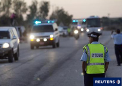 Un policía israelí custodia el convoy con presos palestinos a su salida de la prisión de Ketziot