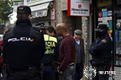PP y PSOE se reúnen para buscar un pacto contra los desahucios Agentes de policía municipal acompañana a los funcionarios judiciales a un desahucio de un inmigrante de la República Dominicana que fue finalmente suspendido