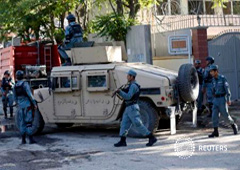Policías afganos cerca del hotel el 27 de mayo de 2015