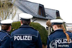 La Fiscalía alemana registra la casa del copiloto del avión de Germanwings Policías alemanes frente a la casa del copiloto en una fotografía tomada en Montabaur, Alemania, el 26 de marzo de 2015
