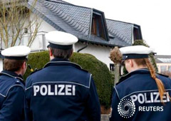 Policías alemanes frente a la casa del copiloto en una fotografía tomada en Montabaur, Alemania, el 26 de marzo de 2015