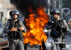 Policías israelíes durante una protesta de árabes israelíes en la ciudad norteña de Nazaré, contra la ofensiva de Israel en la Franja de Gaza el 21 de julio de 2014