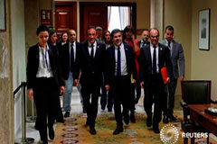 Los diputados catalanes encarcelados recogen sus actas bajo fuertes medidas de seguridad Los políticos catalanes encarcelados Josep Rull, Jordi Sánchez y Jordi Turull se marchan tras recibir sus credenciales parlamentarias en el Parlamento español, en Madrid, España, el 20 de mayo de 2019