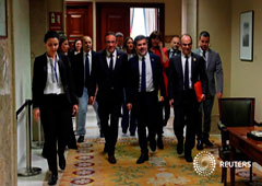 Los políticos catalanes encarcelados Josep Rull, Jordi Sánchez y Jordi Turull se marchan tras recibir sus credenciales parlamentarias en el Parlamento español, en Madrid, España, el 20 de mayo de 2019