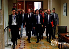 Los políticos catalanes encarcelados Josep Rull, Jordi Sánchez y Jordi Turull se marchan tras recibir sus credenciales parlamentarias en el Parlamento español, en Madrid, España, el 20 de mayo de 2019 Los políticos catalanes encarcelados Josep Rull, Jordi Sánchez y Jordi Turull se marchan tras recibir sus credenciales parlamentarias en el Parlamento español, en Madrid, España, el 20 de mayo de 2019