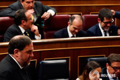 Los separatistas encarcelados, el récord de mujeres y la extrema derecha dan color a un Congreso caleidoscópico Los separatistas encarcelados, el récord de mujeres y la extrema derecha dan color a un Congreso caleidoscópico Por Belén Carreño y Ingrid Melander 5 MIN. DE LECTURA Por Belén Carreño y Ingrid Melander El político catalán Oriol Junqueras pasa junto a lo