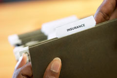 El Supremo declara nulas siete cláusulas frecuentes en los seguros Una mano buscando en unas carpetas clasificadoras.