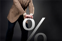 Debilidades del Reconocimiento del Privilegio de Fresh Money en el Derecho Español Un hombre sujetando el símbolo del porcentaje