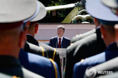 Poroshenko presenta un plan de alto el fuego tras hablar con Putin Poroshenko asiste a una ceremonia de graduación en la Universidad Nacional de Defensa de Ucrania en Kiev, el 18 de junio de 2014