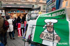 Los franceses agotan el último número de Charlie Hebdo La gente hace cola para comprar el último número de Charlie Hebdo, en Niza, el 14 de enero de 2015
