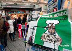 La gente hace cola para comprar el último número de Charlie Hebdo, en Niza, el 14 de enero de 2015