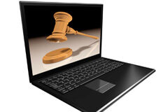 Cambiando el sector legal a golpe de tecnología Ordenador portátil y un mazo en la pantalla