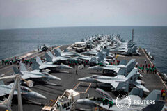 EEUU envía más soldados a Oriente Próximo alegando la preocupación por la amenaza iraní Cubierta del portaaviones estadounidense USS Abraham Lincoln mientras se realiza una limpieza de objetos extraños y desechos en la zona de despegue en el mar arábigo., el 19 de mayo de 2019