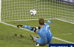 Blatter dice que se estudiará usar tecnología en las porterías Un portero falla y el gol entra en la portería.