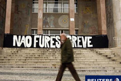 Presionan a Portugal para que pida ayuda a la UE, dice un diario Un hombre pasa por delante de una pancarta en la que es lee "No cruces la línea de piquetes" en la Universidad de Lisboa, el 24 de noviembre de 2010, durante una huelga general en todo el país.