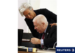 El ministro de Finanzas de Portugal, Fernando Teixeira dos Santos (D), habla con su homóloga francesa, Christine Lagarde, durante la reunión informal del Ecofin en Godollo el 8 de abril de 2011.