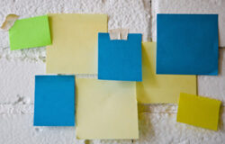 Hola: soy tu notificación Post its pegados sobre la pared.