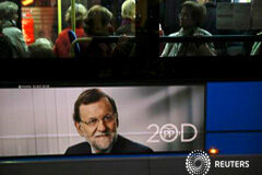 Rajoy lanza nuevas promesas tributarias a días de las elecciones Un póster electoral de Rajoy, en un autobús en Madrid, 9 de diciembre de 2015