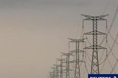 El Gobierno congelará el precio de la luz en el último trimestre Postes de electricidad en El Viso del Alcor, cerca de Sevilla