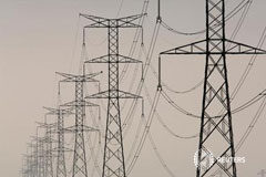 Soria dice que la tarifa de la luz subirá un 5-7% en abril Postes eléctricos en El Viso del Alcor, cerca de Sevilla