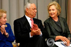 Clinton y Trump ofrecen datos sobre su salud en la campaña a la Casa Blanca Los exsecretarios de Defensa Madeleine Albright (I-D), Colin Powell y Hillary Clinton escuchan comentarios durante una ceremonia de diplomáticos en Washington