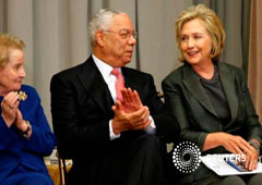 Los exsecretarios de Defensa Madeleine Albright (I-D), Colin Powell y Hillary Clinton escuchan comentarios durante una ceremonia de diplomáticos en Washington