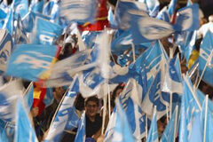 El PP se alza triunfador ante la debacle del PSOE en las urnas Simpatizantes del PP celebran la victoria junto a su sede en Madrid, el 22 de mayo de 2011