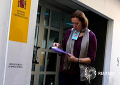 Una mujer sale de una oficina de empleo en Sevilla Una mujer sale de una oficina de empleo en Sevilla