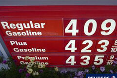 El crudo de EEUU, en máximos de 2 años y medio por temor a Libia En la imagen, los precios en una gasolinera de Los Ángeles.