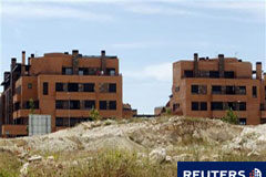 El precio de la vivienda nueva en España cayó un 3,2% en 2010 Un grupo de viviendas en una promoción enValdeluz, a 60 km al noreste de Madrid, el 1 de junio de 2010.