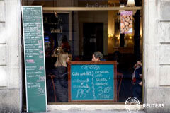 El IPC sube con fuerza en febrero, al 1,1% interanual Un listado de precios en una panadería en el centro de Barcelona el 10 de marzo de 2018