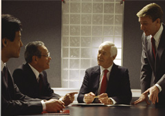 Personas negociando en una mesa