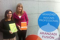 Dos publicaciones de Thomson Reuters, premio ex aequo al mejor libro de economía del año Davinia Ruiz Gordillo (izda) y Natalia San Martín Goñi, editoras de Thomson Reuters, con los ejemplares de las obras premiadas.
