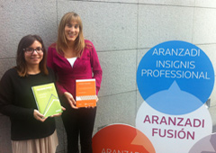 Davinia Ruiz Gordillo (izda) y Natalia San Martín Goñi, editoras de Thomson Reuters, con los ejemplares de las obras premiadas.