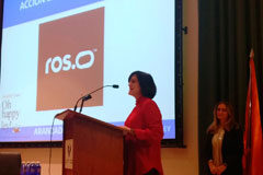 La campaña ‘Oh happy ley’, de Aranzadi Fusión, premiada en la Universidad del País Vasco Edurne Lazkano se dirige a los asistentes al evento