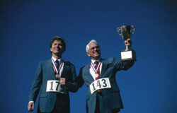 Herrero & Asociados recibe el premio a la mejor firma del año en propiedad de industrial Un ejecutivo joven y otro mayor sonriendo mientras alzan su copa.