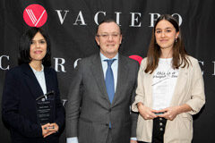 Irene Cortés y María Gómez, ganadoras de los III Premios VACIERO de Periodismo Jurídico y Financiero María Gómez Silva, Francisco Vaciero e Irene Cortés