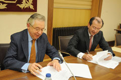 Garrigues crea una Cátedra en la Universidad Pontificia Comillas José Ramón Busto, Rector de Comillas y Fernando Vives, Socio Director de Garrigues, firman el acuerdo