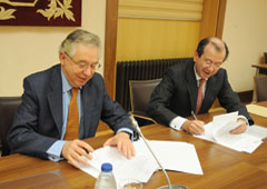 José Ramón Busto, Rector de Comillas y Fernando Vives, Socio Director de Garrigues, firman el acuerdo