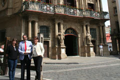 ‘Derecho sanferminero’, el libro sobre las normas de las fiestas, ya está en la calle José Francisco Alenza, coordinador de la obra, junto a Amalia Iraburu, Directora de Contenidos de Thomson Reuters y Raquel Jiménez (izda.), editora.