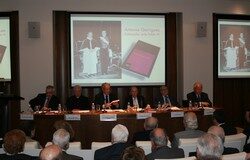 El historiador Fernando Meer analiza la figura conciliadora de Antonio Garrigues Díaz-Cañabate Presentación del libro