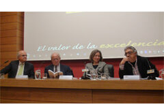 Thomson Reuters Aranzadi publica un diccionario para los profesionales que trabajan con la infancia En la imagen, de izquierda a derecha: Pedro Núñez Morgades, Javier Moscoso del Prado, Clara Martínez y René Solís.