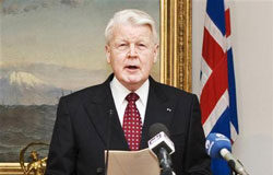 Islandia «cumplirá con sus obligaciones» de deuda Grimsson en rueda de prensa en Reikiavik el 5 de enero de 2010.